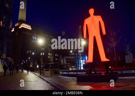 Londra, Inghilterra, Regno Unito. 20th Jan, 2023. "Strangers in the Light" di Victor Engers e Ina Smits al Light Festival di quest'anno al di fuori della centrale elettrica di Battersea. (Credit Image: © Vuk Valcic/ZUMA Press Wire) SOLO PER USO EDITORIALE! Non per USO commerciale! Credit: ZUMA Press, Inc./Alamy Live News Foto Stock