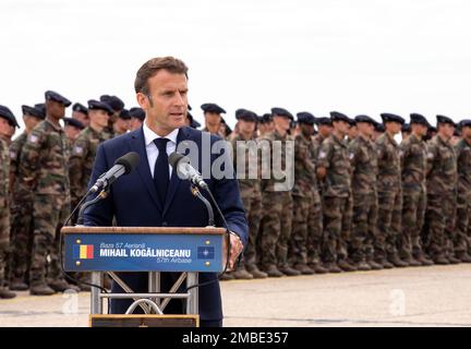 Il presidente francese Emmanuel Macron si rivolge ai media alla base aerea di Mihail Kogalniceanu, Romania, 15 giugno 2022. Gli Stati Uniti La presenza e l'impegno dell'esercito per la difesa dei nostri alleati sono importanti simboli di sicurezza e forniscono deterrenza contro potenziali avversari. Foto Stock