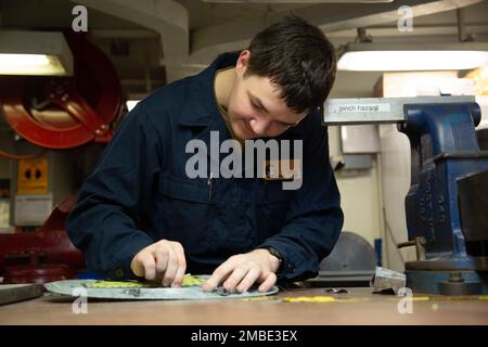 MARE DELLE FILIPPINE (15 giugno 2022) Aviazione meccanica strutturale Airman Skyler Berry, da Santa Rosa, California, sabbia giù una porta di rifornimento a bordo della portaerei di classe Nimitz USS Abraham Lincoln (CVN 72). Abraham Lincoln Strike Group è in fase di implementazione pianificata nell'area delle operazioni della flotta 7th degli Stati Uniti per migliorare l'interoperabilità attraverso alleanze e partnership e al tempo stesso fungere da forza di risposta pronta a sostegno di una regione indomPacifico libera e aperta. Foto Stock