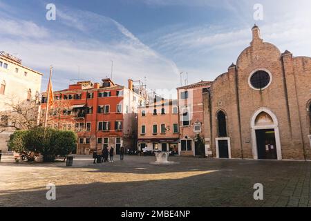 Vista sulla piazza di campo Bandiera e Moro a Venezia con poche persone che si mescolano sotto un cielo azzurro e soleggiato Foto Stock