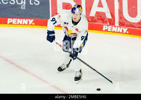 Mannheim, Germania. 20th Jan, 2023. Hockey su ghiaccio: DEL, Adler Mannheim - EHC Red Bull München, Hauptrunde, Matchday 44, SAP Arena. Filip Varejcka di Monaco suona il disco. Credit: Uwe Anspach/dpa/Alamy Live News Foto Stock