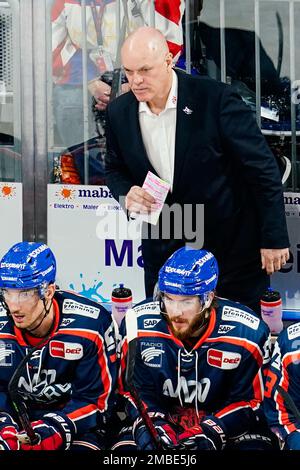 Mannheim, Germania. 20th Jan, 2023. Hockey su ghiaccio: DEL, Adler Mannheim - EHC Red Bull München, Hauptrunde, Matchday 44, SAP Arena. Bill Stewart (M), allenatore di Mannheim, si trova dietro i suoi giocatori. Credit: Uwe Anspach/dpa/Alamy Live News Foto Stock