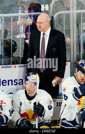 Mannheim, Germania. 20th Jan, 2023. Hockey su ghiaccio: DEL, Adler Mannheim - EHC Red Bull Monaco di Baviera, Hauptrunde, Matchday 44, SAP Arena. L'allenatore di Monaco Don Jackson (M) si trova dietro i suoi giocatori. Credit: Uwe Anspach/dpa/Alamy Live News Foto Stock