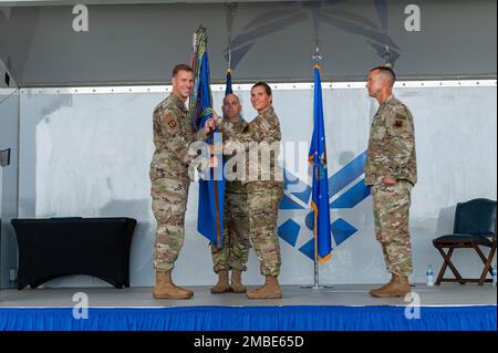 STATI UNITI Danielle Willis, 93d Air Ground Operations Wing Commander, Center, cede il comando durante una cerimonia di cambio di comando alla Moody Air Force base, Georgia, 15 giugno 2022. Willis passò il guidon all'ufficiale di presidenza per cedere la sua autorità dell'AGOW del 93d. Foto Stock