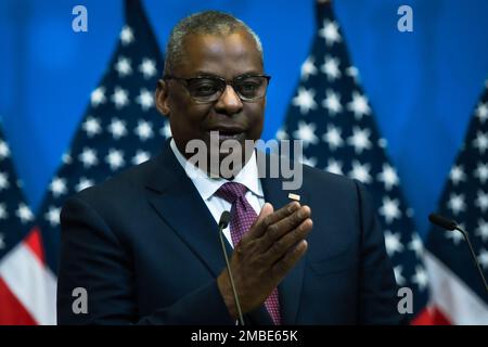 Il Segretario della Difesa Lloyd J. Austin III risponde alle domande durante una conferenza stampa presso la sede della NATO, Bruxelles, Belgio, 15 giugno 2022. Austin ha ospitato il terzo incontro del Gruppo di contatto per la Difesa dell'Ucraina, che ha riunito quasi 50 paesi per continuare le discussioni sul sostegno all'Ucraina nella sua guerra con la Russia. (Foto DOD di Chad J. McNeeley) Foto Stock