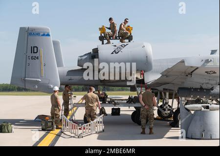 I militari del 124th Maintenance Group della Guardia Nazionale dell'Idaho Air sostituiscono un motore sulla linea di volo presso il Combat Readiness Training Center di Alpena, MI, 15 giugno 2022. Esercitando il concetto dell'aviatore multi-capace, gli airmen da attraverso il gruppo di manutenzione possono compire cooperativamente le mansioni che potrebbero altrimenti essere riservate per i negozi specifici. Foto Stock