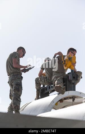 I militari del 124th Maintenance Group della Guardia Nazionale dell'Idaho Air sostituiscono un motore sulla linea di volo presso il Combat Readiness Training Center di Alpena, MI, 15 giugno 2022. Esercitando il concetto dell'aviatore multi-capace, gli airmen da attraverso il gruppo di manutenzione possono compire cooperativamente le mansioni che potrebbero altrimenti essere riservate per i negozi specifici. Foto Stock