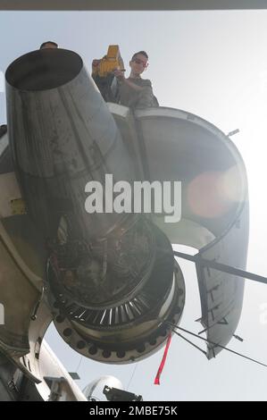 I militari del 124th Maintenance Group della Guardia Nazionale dell'Idaho Air sostituiscono un motore sulla linea di volo presso il Combat Readiness Training Center di Alpena, MI, 15 giugno 2022. Esercitando il concetto dell'aviatore multi-capace, gli airmen da attraverso il gruppo di manutenzione possono compire cooperativamente le mansioni che potrebbero altrimenti essere riservate per i negozi specifici. Foto Stock