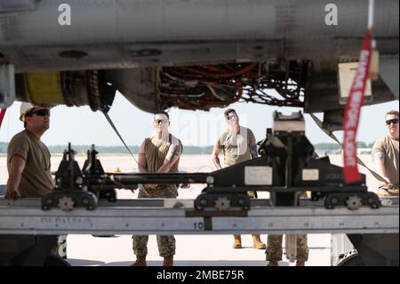 I militari del 124th Maintenance Group della Guardia Nazionale dell'Idaho Air sostituiscono un motore sulla linea di volo presso il Combat Readiness Training Center di Alpena, MI, 15 giugno 2022. Esercitando il concetto dell'aviatore multi-capace, gli airmen da attraverso il gruppo di manutenzione possono compire cooperativamente le mansioni che potrebbero altrimenti essere riservate per i negozi specifici. Foto Stock