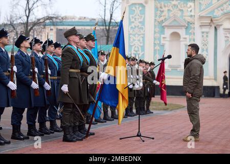 Kiev, Ucraina. 20th Jan, 2023. Il presidente ucraino Volodymyr Zelenskyy, esamina la guardia d'onore prima di una cerimonia per ricevere le credenziali di ambasciatori stranieri fuori dalla Cattedrale di Santa Sofia, 20 gennaio 2023 a Kiev, Ucraina. Credit: Ukraine Presidency/Ukraine Presidency/Alamy Live News Foto Stock