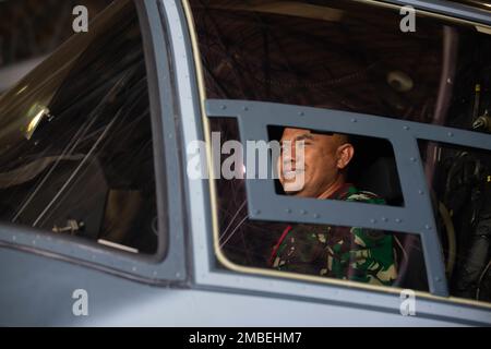 Corpo marino indonesiano Briga. Il generale Rudy Sulistyanto, comandante della forza marina indonesiana del 3rd, siede in una V-22 Osprey durante una dimostrazione di capacità come parte del Pacific Amphibious Leaders Symposium, Camp Kisarazu, Giappone, 16 giugno 2022. Questa iterazione di PALS ha riunito i leader senior dei militanti alleati e partner per discutere della disponibilità della forza anfibia, delle operazioni di base avanzate e di spedizione, delle capacità della forza intermedia e dei modi per migliorare l'interoperabilità tra i partner all'interno della regione indomPacifico. In totale 18 delegazioni partecipanti provenienti da Asia, Australia, EUR Foto Stock