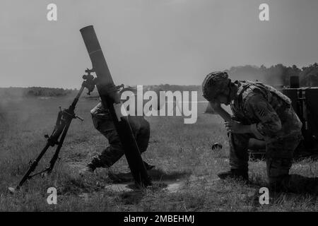 STATI UNITI Esercito Georgia National Guardsmen, SPC. Robert Sewell e SPC. Andrew Deya, entrambi i fantini indiretti del fuoco, con la sede centrale e sede centrale della società, 1st battaglione, 121st reggimento della fanteria, 48th squadra di combattimento della Brigata della fanteria, fuoco bianco fosforo 120mm mortai durante un esercizio di addestramento del fuoco vivo a Fort Stewart, GA., 16 giugno 2022. XCTC è l'ente statunitense Programma record della Guardia Nazionale Army che consente alle squadre di combattimento delle brigate di raggiungere la preparazione platoon addestrata necessaria per dispiegare, combattere e vincere le battaglie in tutto il mondo. L'esercizio XCTC include circa Foto Stock