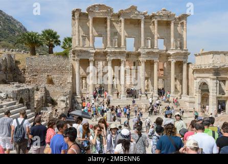 Molti turisti stanno visitando le rovine della Biblioteca di Celso il 14 settembre 2012, a Efeso, Turchia. Foto Stock