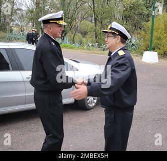 220615-N-N3764-0100 PUNTA ALTA, Argentina - (15 giugno 2022) -- posteriore ADM. Jim Aiken, comandante, Stati Uniti Forze navali Southern Command/U.S. 4th Fleet, a sinistra, incontra il Rear ADM. Daniel Abbondanza, comandante del comando argentino di addestramento e preparazione della Marina, al 29th° incontro annuale del personale marittimo (MST), in cui l'Argentina ha ospitato gli Stati Uniti, il 15 giugno 2022. MSTS sostiene la strategia marittima degli Stati Uniti costruendo e rafforzando le relazioni di lavoro con gli Stati Uniti e le nazioni partner. Foto Stock