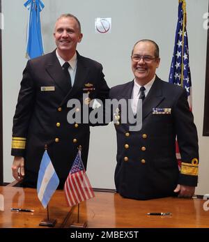 220615-N-N3764-0103 PUNTA ALTA, Argentina - (15 giugno 2022) -- posteriore ADM. Jim Aiken, comandante, Stati Uniti Forze navali Southern Command/US 4th Fleet, a sinistra, e posteriore ADM. Daniel Abbondanza, comandante della Marina argentina addestramento e comando di preparazione, posa per una foto al 29th ° anno Maritime staff Talks (MST), in cui l'Argentina ha ospitato gli Stati Uniti, 15 giugno 2022. MSTS sostiene la strategia marittima degli Stati Uniti costruendo e rafforzando le relazioni di lavoro con gli Stati Uniti e le nazioni partner. Foto Stock