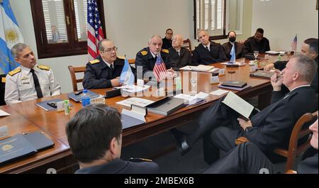 220615-N-N3764-0101 PUNTA ALTA, Argentina - (15 giugno 2022) -- posteriore ADM. Jim Aiken, comandante, Stati Uniti Forze navali Southern Command/US 4th Fleet, a sinistra, parla con il retro ADM. Daniel Abbondanza, comandante del comando argentino di addestramento e preparazione della Marina, e il suo staff al 29th ° anno Maritime staff Talks (MST), in cui l'Argentina ha ospitato gli Stati Uniti, 15 giugno 2022. MSTS sostiene la strategia marittima degli Stati Uniti costruendo e rafforzando le relazioni di lavoro con gli Stati Uniti e le nazioni partner. Foto Stock