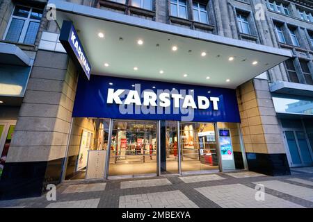 Colonia, Germania Gennaio 11 2023: Ingresso al grande magazzino Karstadt GALERIA Cologne Breite Strasse Foto Stock