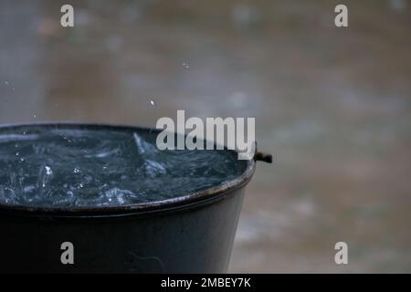 Paesaggio verde di villaggio in Bangladesh. L'acqua piovana sta cadendo sulle foglie di banana verde. Foto Stock