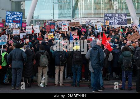 Londra, Regno Unito. 18 gennaio 2023. Infermieri e operatori sanitari si riuniscono al di fuori dell'unità Centrale Abitacolo per una marcia di solidarietà dell'NHS. Gli infermieri in Inghilterra del Royal College of Nursing (RCN) partecipano al terzo e quarto giorno di scioperi sulle condizioni salariali e di lavoro. Il governo continua a rifiutarsi di discutere un aumento salariale migliorato per il 2022-2023 con la RCN e altre organizzazioni sanitarie. Credit: Notizie dal vivo di Mark Kerrison/Alamy Foto Stock