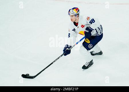 Mannheim, Germania. 20th Jan, 2023. Hockey su ghiaccio: DEL, Adler Mannheim - EHC Red Bull München, Hauptrunde, Matchday 44, SAP Arena. Ryan McKiernan di Monaco suona il disco. Credit: Uwe Anspach/dpa/Alamy Live News Foto Stock