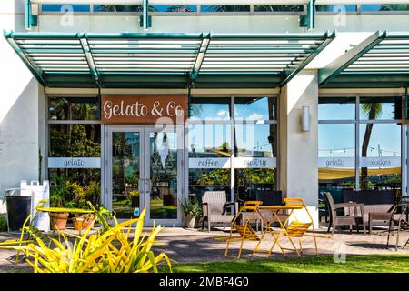 Grand Cayman, Isole Cayman, dicembre 2022, vista su un edificio moderno con un negozio a Camana Bay Foto Stock