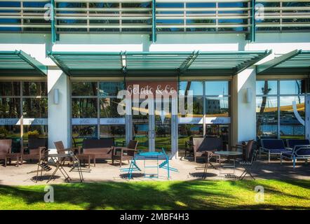 Grand Cayman, Isole Cayman, dicembre 2022, vista su un edificio moderno con un negozio a Camana Bay Foto Stock