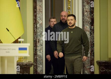 Kiev, Ucraina. 19th Jan, 2023. Il presidente ucraino Volodymyr Zelenskyy e il presidente del Consiglio europeo Charles Michel arrivano per una conferenza stampa congiunta al Palazzo Mariinskyi, 19 gennaio 2023 a Kiev, Ucraina. Credit: Ukraine Presidency/Ukraine Presidency/Alamy Live News Foto Stock