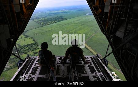 STATI UNITI Air Force Master Sgt. Gary Bryant e Tech. Rocky Menard, entrambi 815th Airlift Squadron Loadmaster, guarda il retro di un C-130J Super Hercules sul Guatemala, prima di eseguire operazioni di linea statica come parte di Resolute Sentinel 22, 15 giugno 2022. Risolute Sentinel 22 è un'opportunità di formazione multinazionale che offre vantaggi reali al personale militare degli Stati Uniti e della nazione partner e al popolo del Belize, Guatemala, Honduras e El Salvador promuovendo il benessere e la disponibilità oltre a costruire partnership a lungo termine. Foto Stock