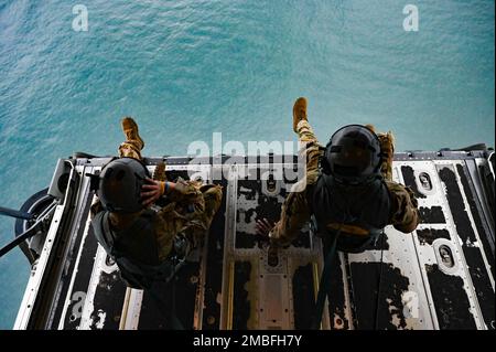 STATI UNITI Air Force Master Sgt. Gary Bryant e Tech. Rocky Menard, entrambi 815th Airlift Squadron Loadmaster, guarda il retro di un C-130J Super Hercules sul Guatemala, prima di eseguire operazioni di linea statica come parte di Resolute Sentinel 22, 15 giugno 2022. Risolute Sentinel 22 è un'opportunità di formazione multinazionale che offre vantaggi reali al personale militare degli Stati Uniti e della nazione partner e al popolo del Belize, Guatemala, Honduras e El Salvador promuovendo il benessere e la disponibilità oltre a costruire partnership a lungo termine. Foto Stock