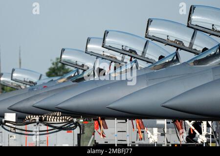 STATI UNITI Air Force F-15E Strike Eagles assegnato alla 48th Fighter Wing attendono i controlli prima del volo al Royal Air Force Lakenheath, Inghilterra, 15 giugno 2022. The Strike Eagle è un combattente a doppio ruolo progettato per eseguire missioni sia aria-aria che aria-terra, consentendo alla Liberty Wing di fornire dominio aereo all'interno del teatro europeo. Foto Stock