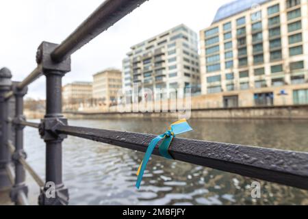 Simboli dell'Ucraina a Berlino. Bandiera Ucraina colori nastri. La Germania sostiene l'Ucraina. Argine Spree rive vicino alla Cattedrale di Berlino. Foto Stock