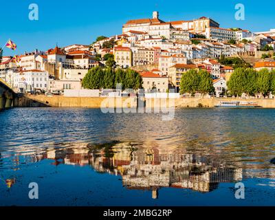 Lo splendido skyline di Coimbra si riflette nel fiume Mondego, Portogallo Foto Stock