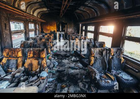 Allenati dopo il fuoco. Interno bruciato del trasporto passeggeri. Conseguenze del fuoco o della guerra. Foto Stock