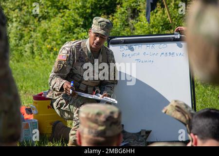 Christopher Maldonado, assegnato a 510th Human Resource Company, 10th Division Sollainment Troules Battaglione, 10th Mountain Division Sollainment Brigade, istruisce i soldati di 510th ore su come chiamare una richiesta di evacuazione medica a nove linee, il 15 giugno 2022, durante la formazione di evacuazione medica dell'azienda a Fort Drum, New York. Foto Stock