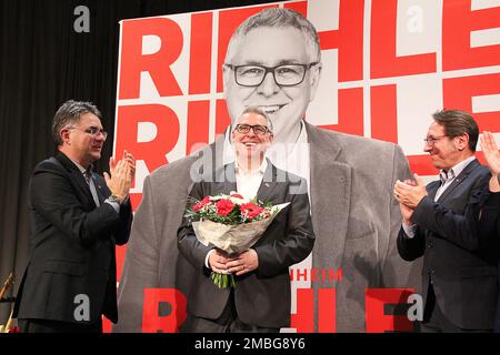 Mannheim, Germania. 20th Jan, 2023. Thorsten Riehle (M), candidato alla SPD per il sindaco, si congratula con il marito Markus Schwarz-Riehle (r) e con il membro della SPD del parlamento statale Stefan Fulst-Blei (l) dopo la sua nomina. Credit: Dieter Leder/dpa/Alamy Live News Foto Stock