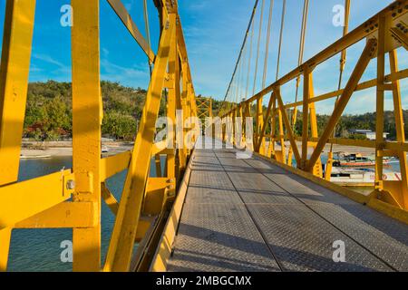 Nusa Lembongan ponte giallo viaggiare in Indonesia Foto Stock