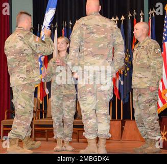 Il Colonnello John Poiak, comandante della Brigata di protezione Cyber, passa la guida al Colonnello Danielle Gonzalez, comandante entrante del Battaglione Cyber del 1st, come comandante Sgt. Maj. John Cabral, sergente di comando del Battaglione 1st Cyber, E il Lt. Adam Dykstra, comandante uscente del 1st Cyber Battalion, guarda avanti durante una cerimonia di cambio di comando tenutasi il 15 giugno nel Signal Theater a Fort Gordon, Georgia. (Foto di Shatara Riis) Foto Stock