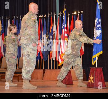 1st Cyber Battaglione Command Sgt. Maj. John Cabral riporta il leggendario Defender guidon al suo stand, mentre il Lt. Colón Danielle Gonzalez, 1st Cyber Battaglione Comandante, E il Lt. Adam Dykstra, comandante uscente del 1st Cyber Battalion, guarda avanti, durante una cerimonia di cambio di comando tenutasi il 15 giugno nel Signal Theater a Fort Gordon, Georgia. (Foto di Shatara Riis) Foto Stock