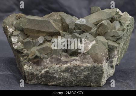 prase il campione di quarzo su sfondo scuro Foto Stock