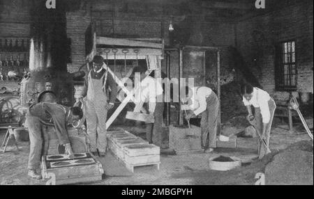 Studenti al lavoro nella fonderia della scuola, 1904. Foto Stock