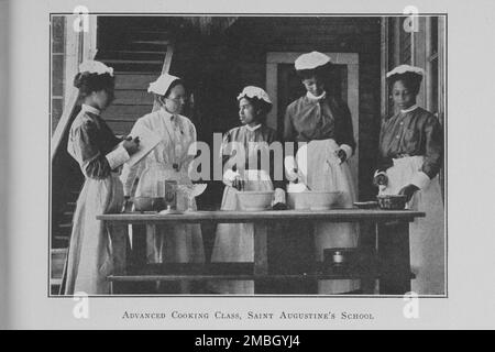 Lezione di cucina avanzata; Scuola di Sant'Agostino; [Raleigh, North Carolina], (1923?). Foto Stock