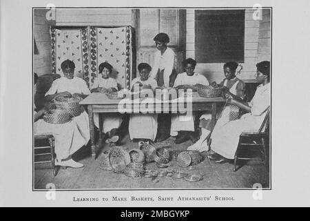 Imparare a fare cestini; Scuola di Sant'Atanasio; [Brunswick, Georgia], (1923?). Foto Stock