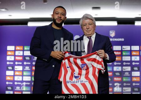 Madrid, Spagna. 20th Jan, 2023. Presentazione ufficiale di Memphis Depay come nuovo atletico de Madrid allo stadio Cívitas Metropolitano. Madrid, 20 gennaio 2023 Presentacion oficial de Memphis Depay como nuevo jugador del Atletico de Madrid en el Estadio Cívitas Metropolitano. Madrid 20 de Enero de 2023 POOL/Atletico de Madrid/Cordon Press Credit: CORDON PRESS/Alamy Live News Foto Stock