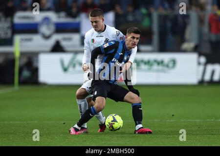 Gewiss Stadium, Bergamo, Italia, 19 gennaio 2023, Ederson di Atalanta BC è sfidato da Emil Holm di Spezia Calcio durante Atalanta BC vs Spezia C. Foto Stock