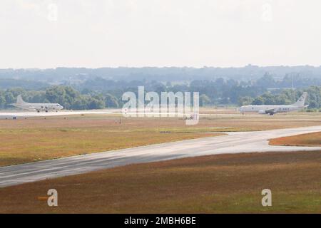 Storia e futuro in un unico fotogramma. Il P-3C della Marina tedesca affronta il fronte con il P-8A della Marina statunitense prima del decollo prima di una missione congiunta per il BALTOPS 22. Baltops,MPRF,NATO,P-8A,VP-9,germania, Foto Stock