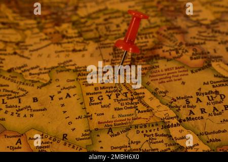 Mappa vintage dell'Egitto con un perno su un Cairo Foto Stock