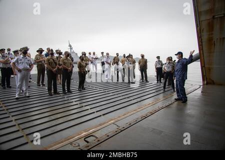 I leader della delegazione osservano una manifestazione a bordo del JDS Osumi (LST-4001), come parte del Pacific Amphibious Leaders Symposium 2022, Yokosuka Naval base, Giappone, 16 giugno 2022. Questa iterazione di PALS ha riunito i leader senior dei militanti alleati e partner per discutere della disponibilità della forza anfibia, delle operazioni di base avanzate e di spedizione, delle capacità della forza intermedia e dei modi per migliorare l'interoperabilità tra i partner all'interno della regione indomPacifico. Al simposio hanno partecipato in totale 18 delegazioni provenienti da Asia, Australia, Europa, Sud America e Nord America. Foto Stock