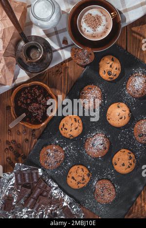 Biscotti con cioccolato e caffè su un tavolo di legno, piatto, vista dall'alto Foto Stock