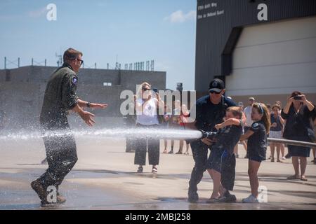 Diversi membri dell'equipaggio della 179th Airlift Wing, Mansfield, Ohio, hanno festeggiato i loro voli finali il 16th giugno 2022 presso la 179th Airlift Wing, Mansfield, Ohio. La tradizione di volo 'fini' è una tradizione in cui i membri dell'equipaggio vengono annaffiati con acqua dai loro coetanei, familiari e amici al termine del loro volo finale. Foto Stock