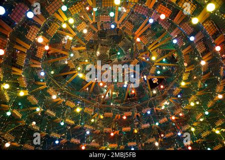 Guardando in su all'interno dell'albero di Natale della trappola dell'aragosta a Stonington, Connecticut, Stati Uniti Foto Stock